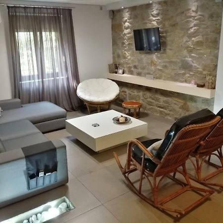 Modern Residence In The Center Of Trikala Екстериор снимка