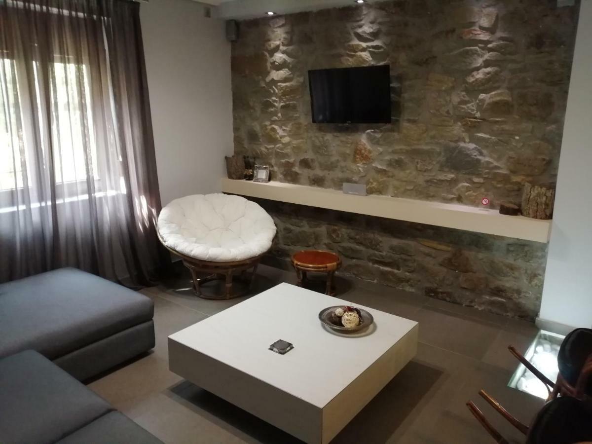 Modern Residence In The Center Of Trikala Екстериор снимка
